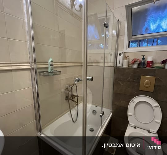 מקלחון זכוכית עם אמבטיה וברזים